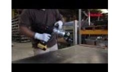 Pro-Cut 12 Battery Cutter (Pro-Cut 12 Cesoia a Batteria) - Edilgrappa - Video