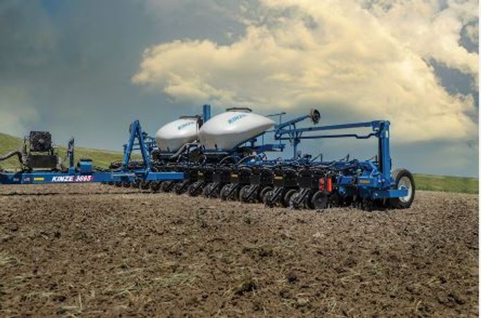 Kinze 3665 Pivot Fold Planter