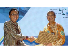 Batan`s Anhar (left) and Indonesia Power`s Ahsin following the signing of the MoU (Image: Batan)