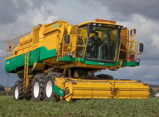 Oxbo - 1189 - Vegetables - Self Propelled Pea Harvester By Oxbo