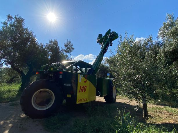 Harvester for olives, nuts (e.g. walnuts, almonds, pistachio etc.), cherries, plums with trunk shaker (equipped with or without umbrella)-2
