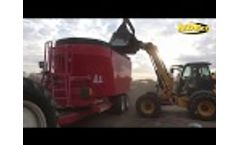 Feeding Dairy Cow with an NDEco FS1400D - Video