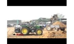 BULL v2 loader with booster bucket on JD 4wd handling loading cow dung - Video