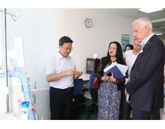 (Photo: Chairman Gao introduces SWS-5000 CRRT to Ambassador)