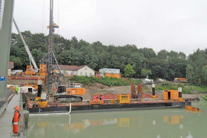 MPS - Drilling Pontoon, Liebherr 36 weight 115 ton.