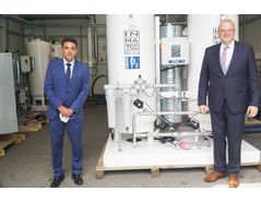 Company tour: Dr. Peter Biedenkopf (right) led Consul General Mohit Yadav through the company. Yadav came to thank for the reliable delivery of oxygen generators to India. Andrea Jaksch