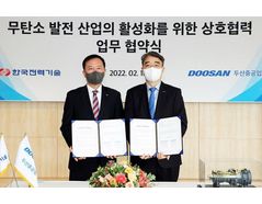 Sung-Arm Kim, CEO of KEPCO E&C and Hongook Park, CEO of Doosan Heavy’s Power Services BG (on the right) pose for a photo at the signing ceremony held at Doosan Heavy’s Changwon headquarters on Feb. 16.