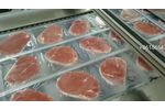 Thermoforming vacuum packaging machine for meat beef steaks - Video