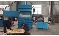 Single ram vertical baler compactor pressing fibers with 100kg bale weight, made in china by Skbaler - Video