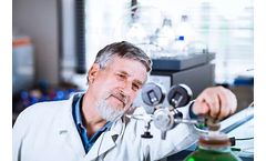 Do different inert background gases affect how CO2 concentration is measured?