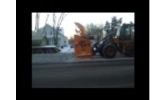 Hydraulic bale processor shreds large corn stalk square bales in under a minute - Video