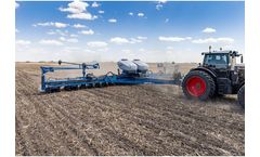 Kinze - Model 5900 - Three Section Front Fold Planter