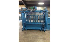 Cattleac - Model C I - Hydraulic Squeeze Chute for Vaccinating and Castrating